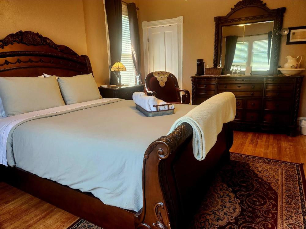 Deluxe Queen Room interior